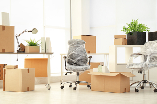 images d'illustrations avec des cartons, une chaise emballé pour montrer le service de déménagement